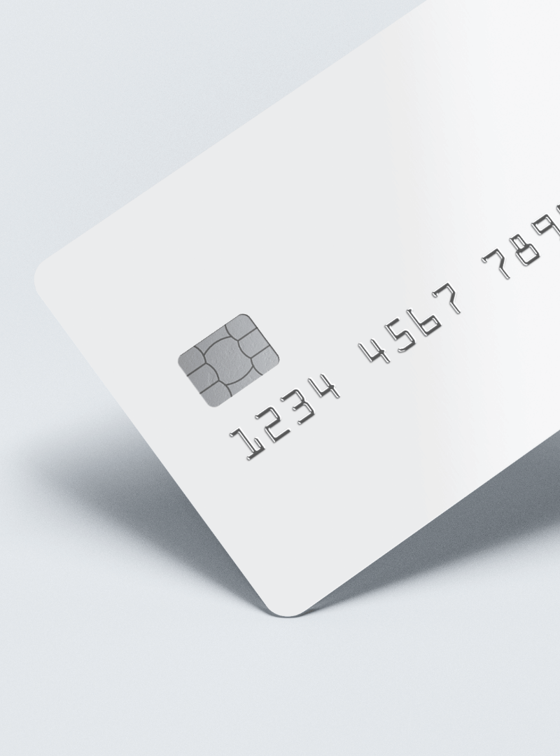 Balta debetinė kortelė pilkame fone, skirta projektams, kuriems suteikiamas BIN numeris.